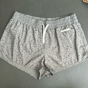 Vuori Clementine shorts leopard print size xl like new